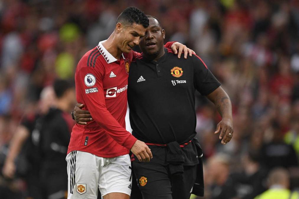 Cristiano Ronaldo se fue del campo abrazado con el asistente del Manchester United, el sudafricano Benni McCarthy, después del partido.