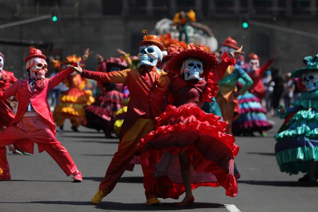 Durante unas cinco horas, amenizaron a ritmo de salsa y cumbia la jornada del domingo a los miles de ciudadanos y turistas que abarrotaron los 8,7 kilómetros de recorrido del desfile, desde la céntrica plaza del Zócalo hasta el Campo Marte, atravesando el Paseo de la Reforma.