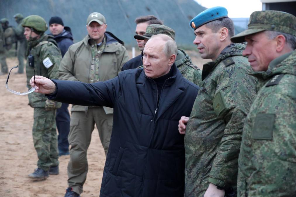 El presidente Vladimir Putin asistió hoy al entrenamiento de las fuerzas de disuasión estratégica rusas, después de haber reiterado sus acusaciones de que Ucrania prepara una “bomba sucia”