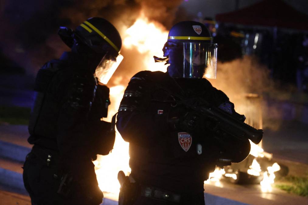  Los disturbios en las protestas dejaron medio centenar de arrestos en París en la noche del martes al miércoles.