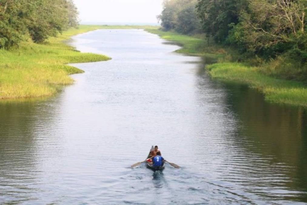 Kayak Rental ofrece el recorrido por tres kilómetros a 110 lempiras y también tiene a disposición cabañas para los turistas.