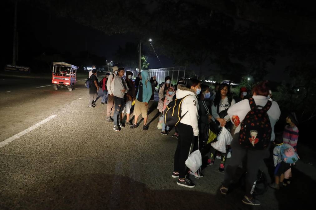 En la caravana van muchas mujeres con niños de corta edad, algunas en grupos familiares o de amigos, de varias regiones del país centroamericano.