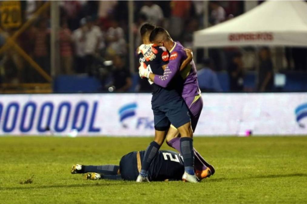 Jugadores del Motagua celebrando la victoria al final del partido.