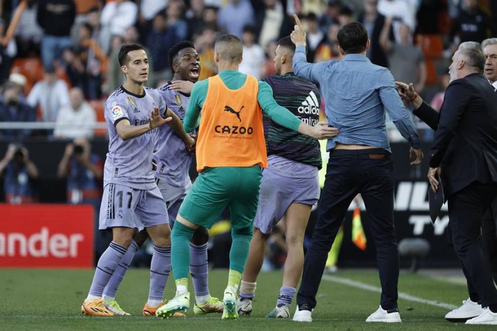 Lucas Vázquez: “Ha sido una tarde complicada. El fútbol tiene que pasar a un segundo plano. Hemos vivido una cosa difícil de explicar en 2023. Que haya racismo en un campo es inadmisible”, aseguró en Movistar y agrega “Encima de que Vinicius es el jugador que más faltas recibe de la Liga, el que todo el mundo quiere ver, recibe patadas, insultos, racismo... no se le protege y no beneficia al fútbol”.