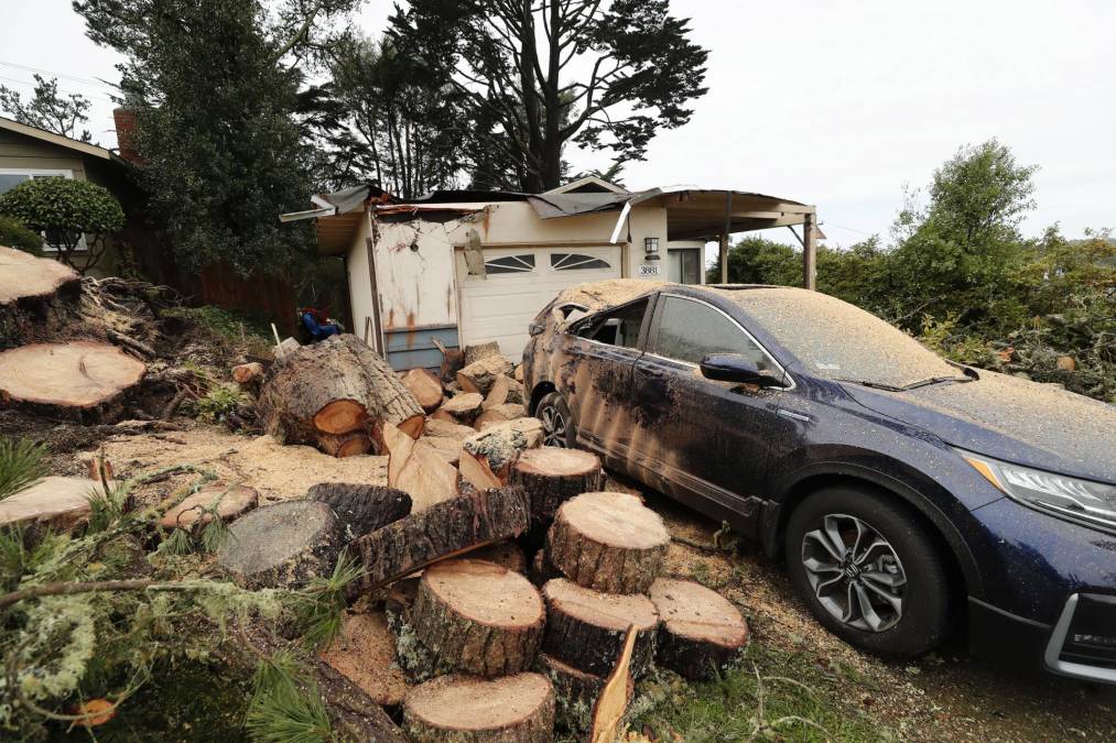  El gobernador Gavin Newsom comunicó que 12 personas fallecieron debido al clima extremo en los últimos diez días. 