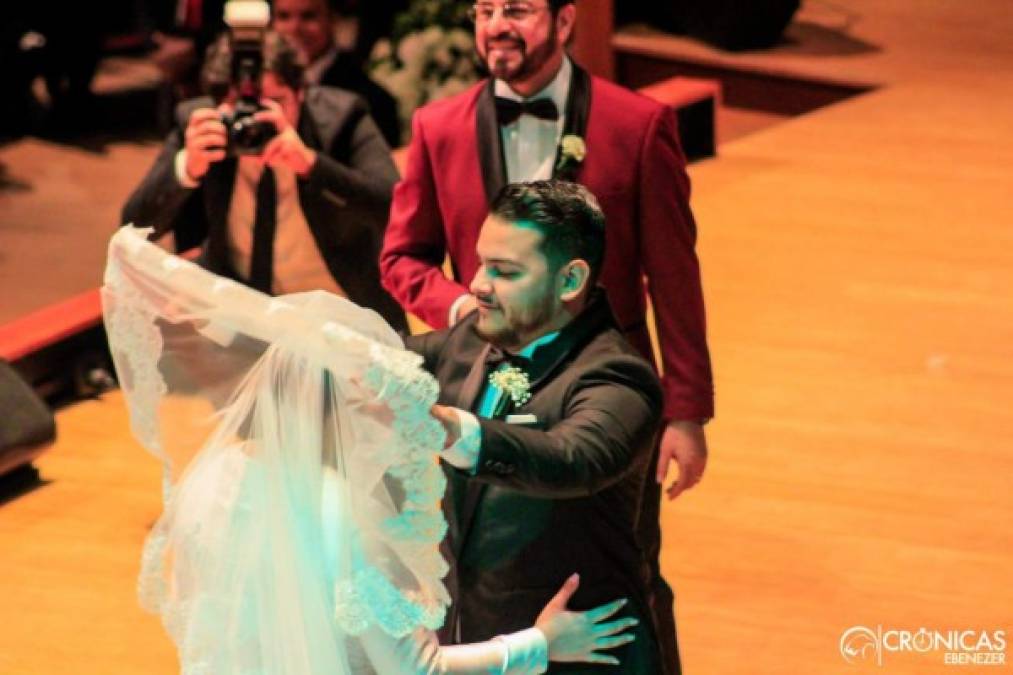 En las redes sociales los asistentes a la boda han compartido las imágenes que captaron del enlace y además le desean a la joven pareja muchas bendiciones.