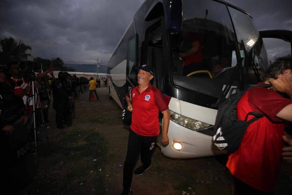 Así de sonriente llegaba Pedro Troglio al estadio Carlos Miranda de Comayagua para el partido contra el Génesis.