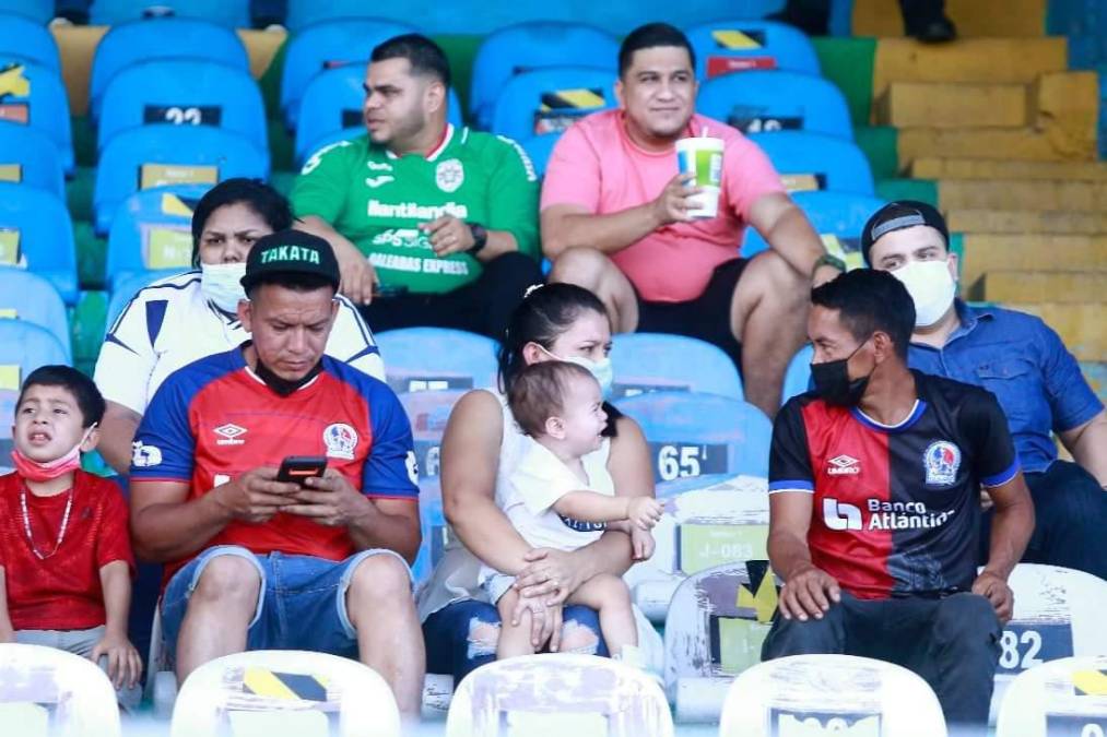 En familia asistieron al estadio Morazán estos aficionados del Olimpia.