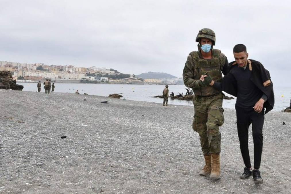 España moviliza el Ejército para frenar oleada de migrantes
