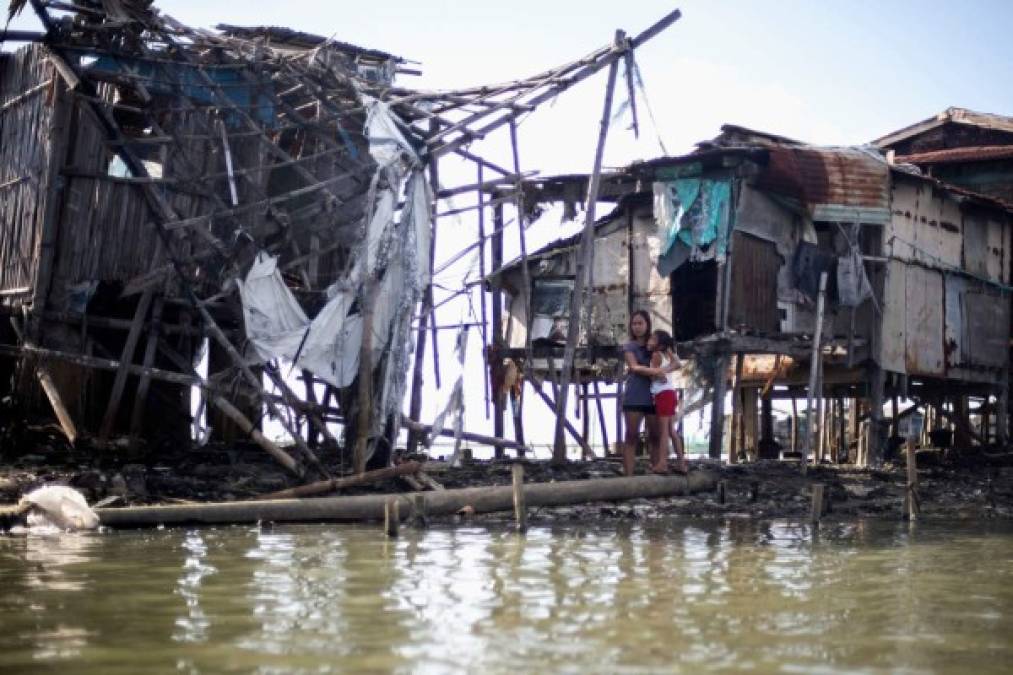 En las últimas décadas, al menos 5,000 personas se fueron de estas regiones fundamentalmente rurales del norte de Manila para escapar de las aguas que cubrían el interior de las tierras, explican a la AFP responsables de los servicios de gestión de catástrofes. Numeroso barrios limítrofes de la bahía de Manila también están amenazados.