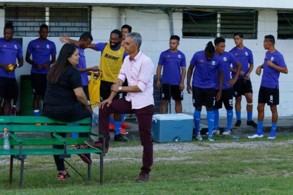 El técnico colombiano Horacio Londoño estuvo en el estadio Excélsior, pero no pudo dirigir al Honduras Progreso ante Platense ya que debe esperar ser inscrito en la Liga Nacional.