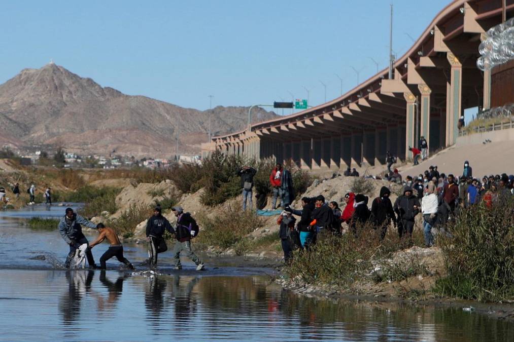 El congresista de Texas Henry Cuéllar por su parte urgió hoy a Biden una mayor seguridad en la frontera y dijo que el problema es que los criminales están aprovechando para hacer su negocio al señalar a los migrantes que este es el momento para cruzar la frontera porque esta se encuentra abierta.