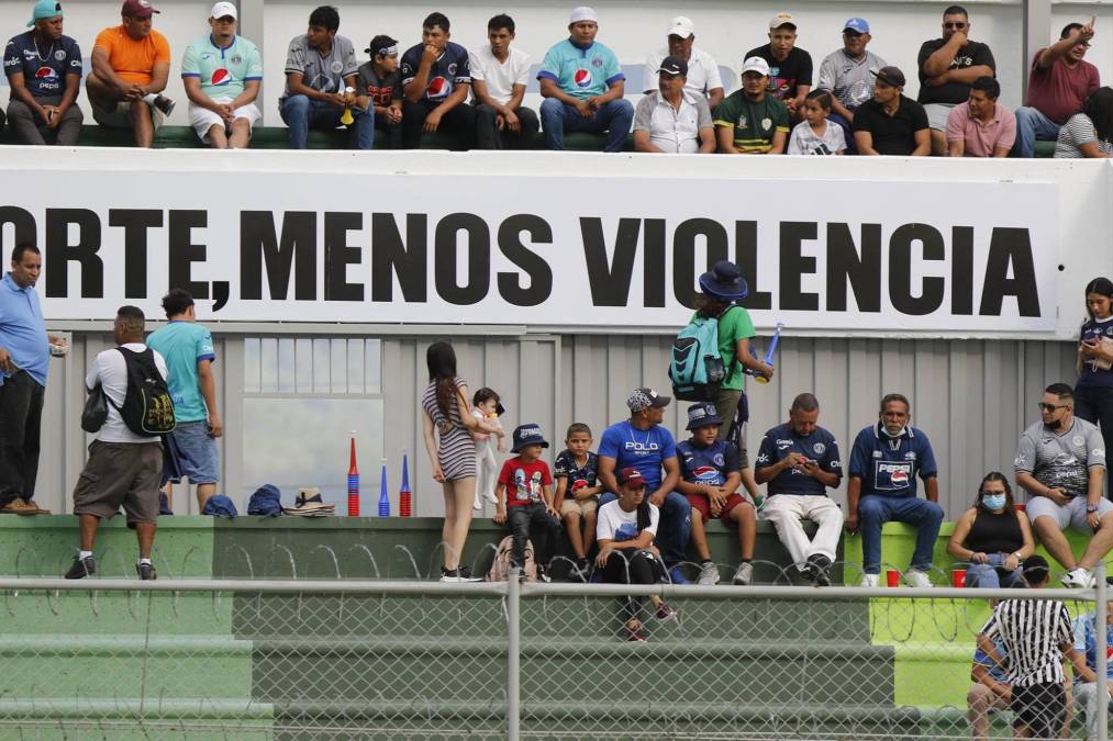 El estadio Carlos Miranda de Comayagua se vistió la llegada con el Motagua vs Victoria.