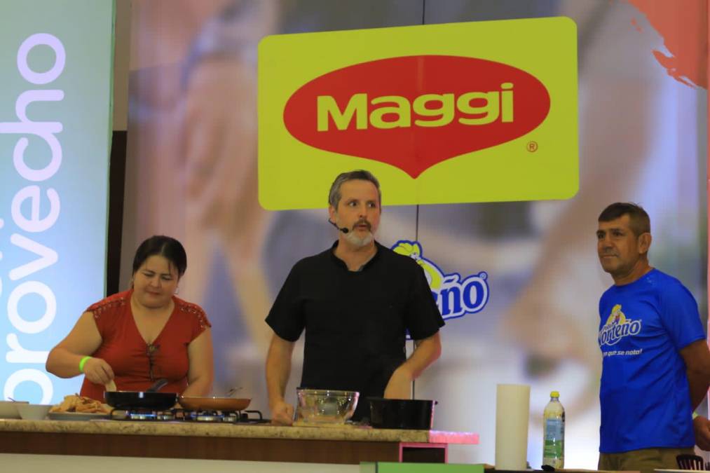 El chef mexicano Carlos Leal es el invitado de lujo, y quien crea diferentes platillos junto con los chefs hondureños y público presente.