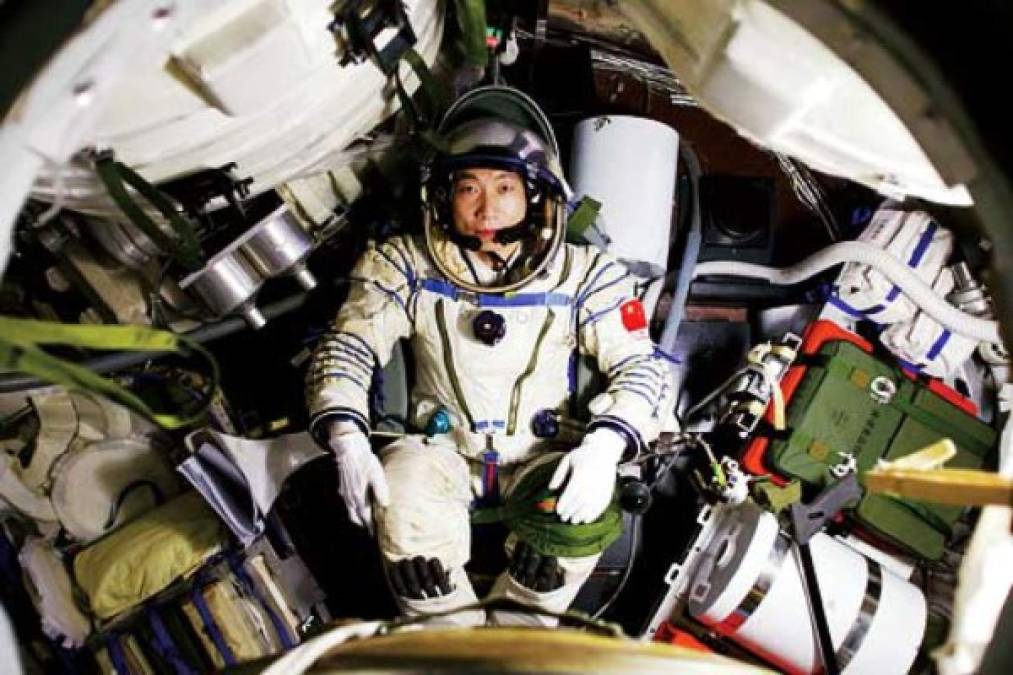 En 2003, China pasó a ser el tercer país en enviar un hombre al espacio por sus propios medios, el taikonauta Yang Liwei en su nave Shenzou V.