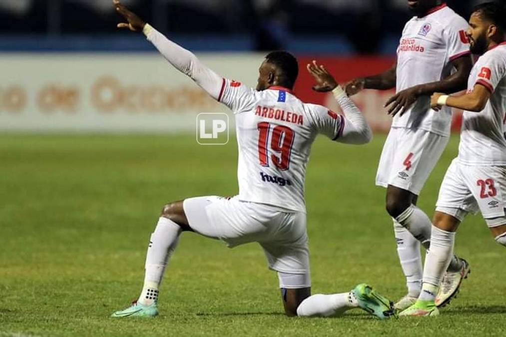 La celebración de Yustin Arboleda tras su gol que abrió el marcador en el clásico capitalino para el Olimpia.