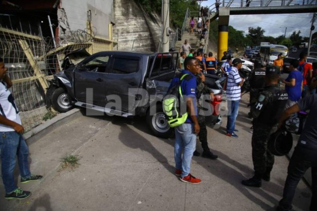 Los vehículos chocados perdieron el control e invadieron las vías peatonales llevándose a varias personas.