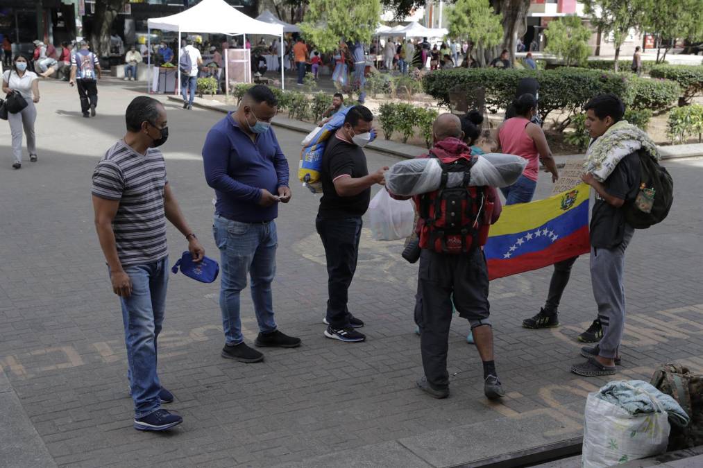 Algunos capitalinos se acercaron al grupo de ciudadanos sudamericanos para entregar comida, ropa y otros enseres. 