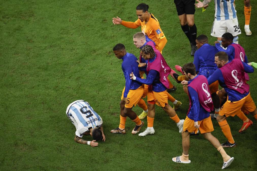 Leandro Paredes en el suelo y los jugadores neerlandeses se fueron sobre él.