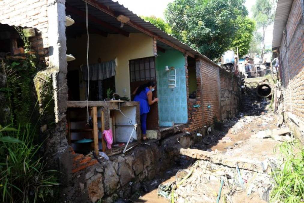 Panorama de devastación. Los muros de varias casas cedieron ante las corrientes de una quebrada crecida.