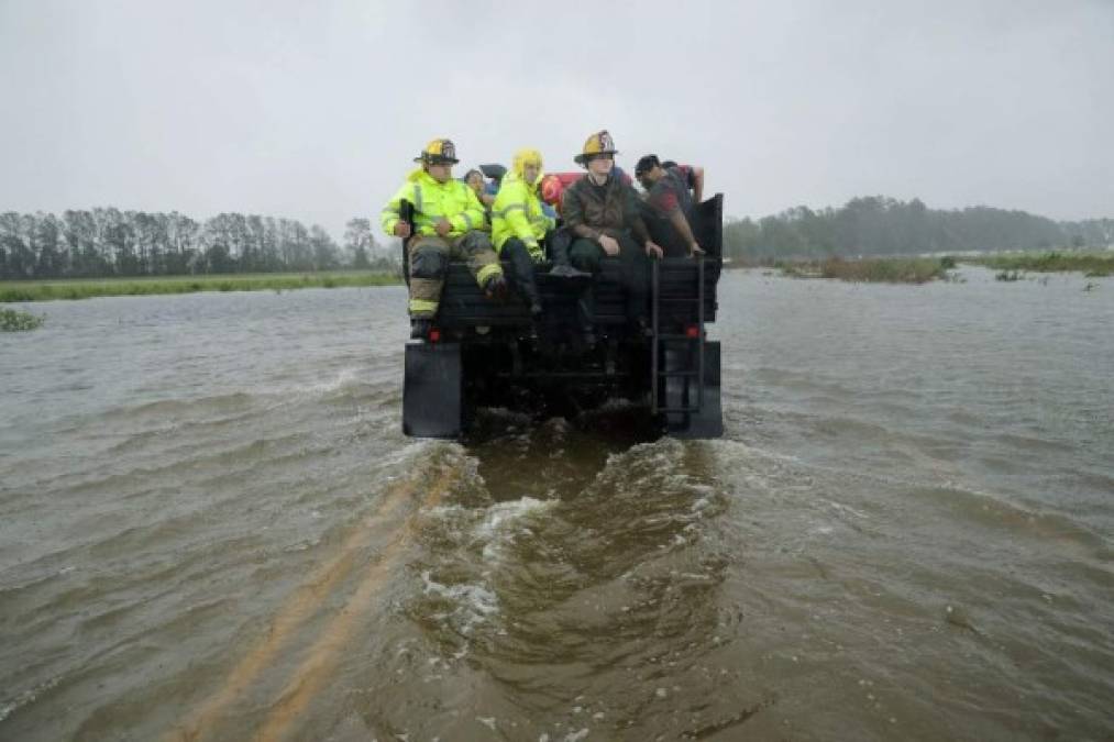 Las lluvias torrenciales que amenazan con provocar 'inundaciones catastróficas', según las autoridades, ya han obligado a realizar los primeros rescates de personas que se han visto inundados en sus hogares.