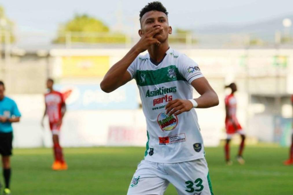 El joven Kervin Arriaga amargó al Vida con un golazo de tiro libre y le dio un punto al Platense. Lo celebró enviando un beso.