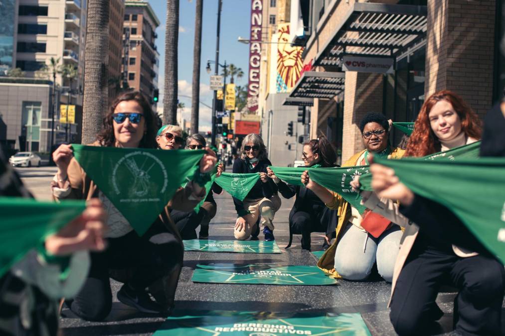 Miles de mujeres salieron este miércoles a las calles para denunciar una ofensiva mundial contra sus derechos y reclamar el fin de las discriminaciones y de los feminicidios, en auge en países como México y Colombia.