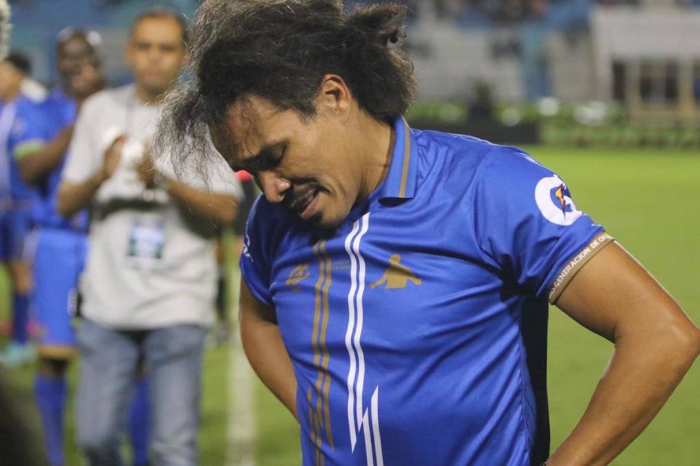 El exjugador de la Selección de Honduras se vio muy emocionado por decir adiós al fútbol.