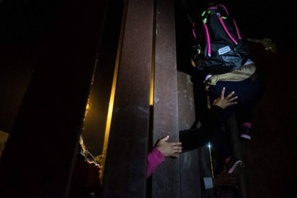 Tras descubrir la zona poca vigilada por las autoridades estadounidenses el pasado lunes, cientos de migrantes han saltado el muro para ingresar a EEUU tras más de dos meses de recorrido.