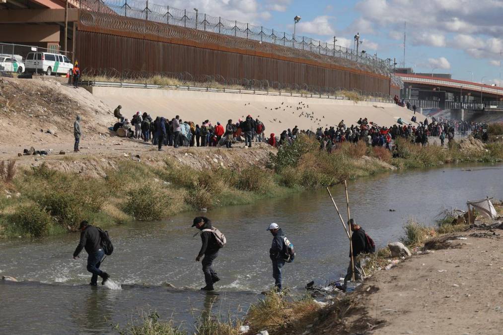 El martes, cientos de migrantes fueron captados cruzando el río Bravo desde Ciudad Juárez, México, para luego entregarse a agentes fronterizos que se encontraban en el lado estadounidense.