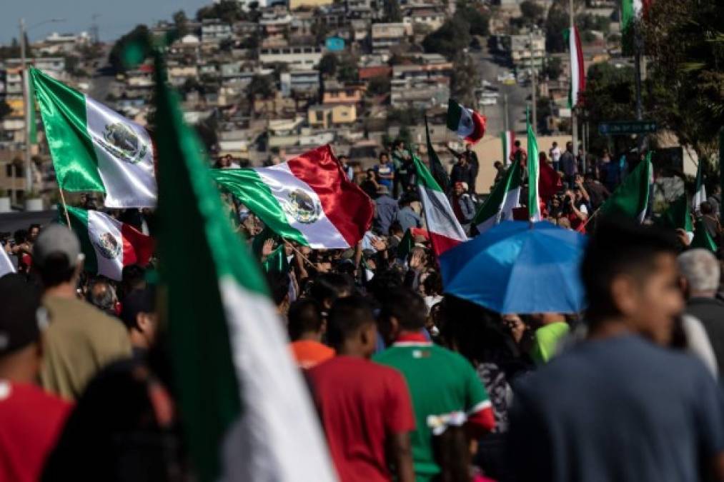 Durante un espacio de dos horas, los manifestantes lanzaron consignas como '¡Migrantes si, invasores no!', '¡Primero nuestros pobres!', '¡Primero nuestra raza, primero nuestra panza!' y '¡Salvemos a Tijuana, de más caravanas!'.