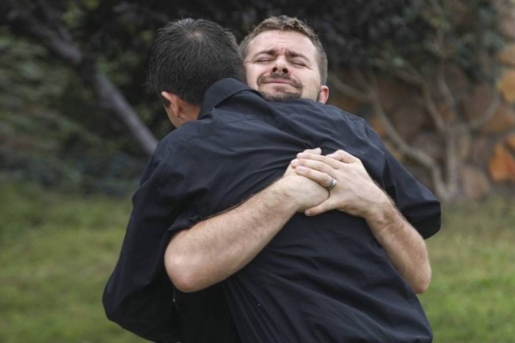 Fotografías de los Miller fueron colocadas sobre los féretros, frente a los cuales los deudos lloraron inconsolables y todavía atónitos por la saña en que se cometió el ataque.