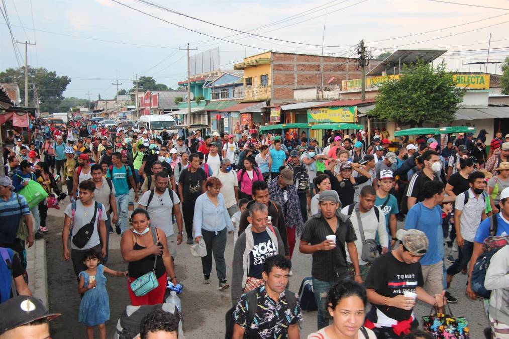 La intención de los migrantes es salir del estado de Chiapas, donde miles han estado varados durante varios meses ante el muro levantado por la Guardia Nacional de México, y tienen como meta llegar a la capital mexicana para regularizar su situación ante el Instituto Nacional de Migración (INM).