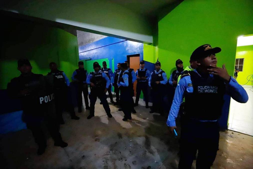 Elementos policiales también intervinieron en el túnel de vestuarios.