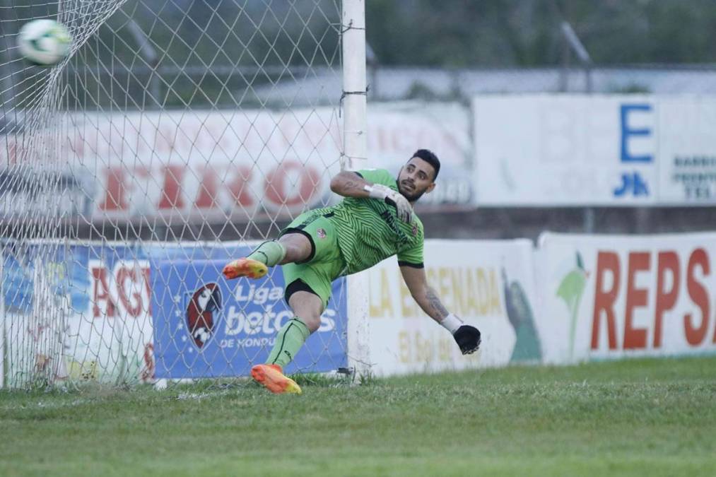 Francisco Reyes observando el balón entrando a su portería tras el penal de Andy Hernández para la remontada del Honduras Progreso, 1-2.