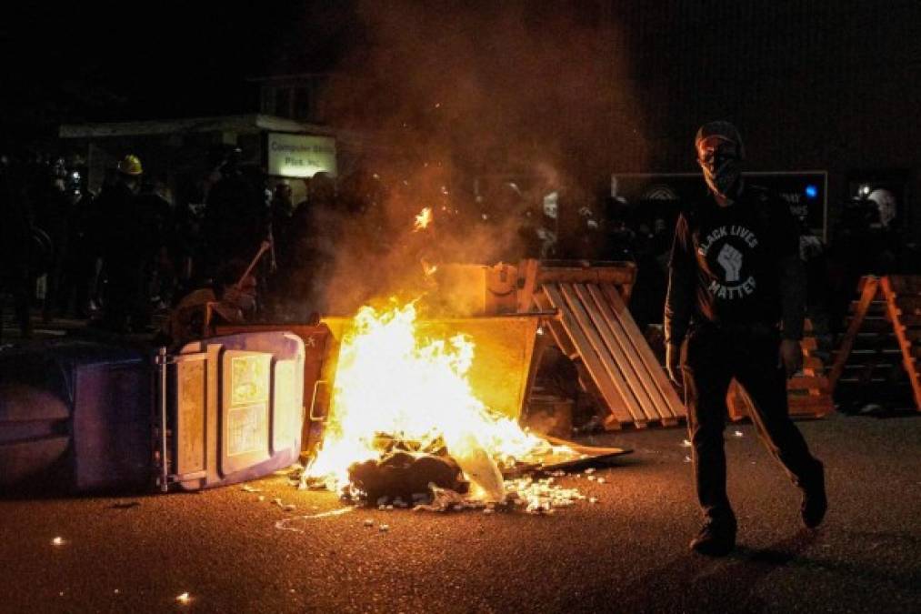 Pero apenas iniciada la marcha, los manifestantes lanzaron cócteles molotov contra la policía que había acordonado la zona provocando el caos.