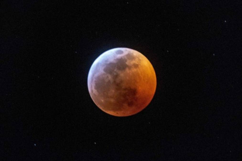 Vista de la luna durante el primer eclipse total del año este domingo en ciudad de Panamá.
