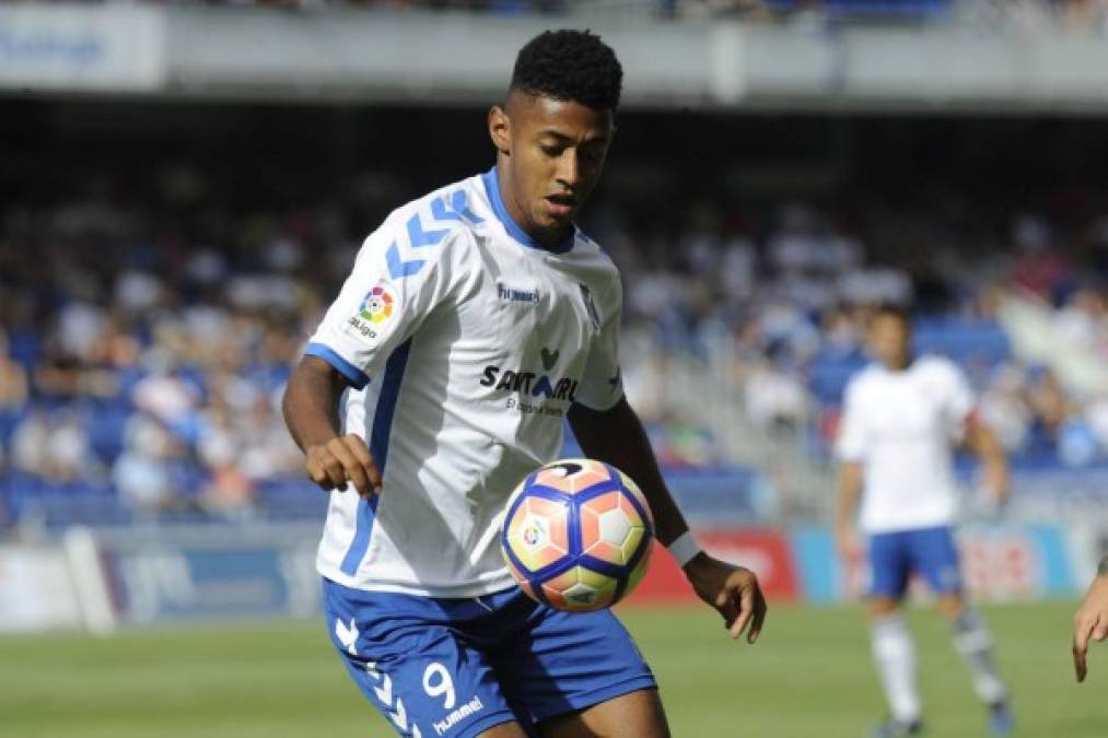 Anthony Lozano: El delantero hondureño será presentado en las próximas horas como nuevo jugador del Barcelona B de la segunda de España. Llega tras su buen paso por el Tenerife en donde marcó un total de 20 goles.