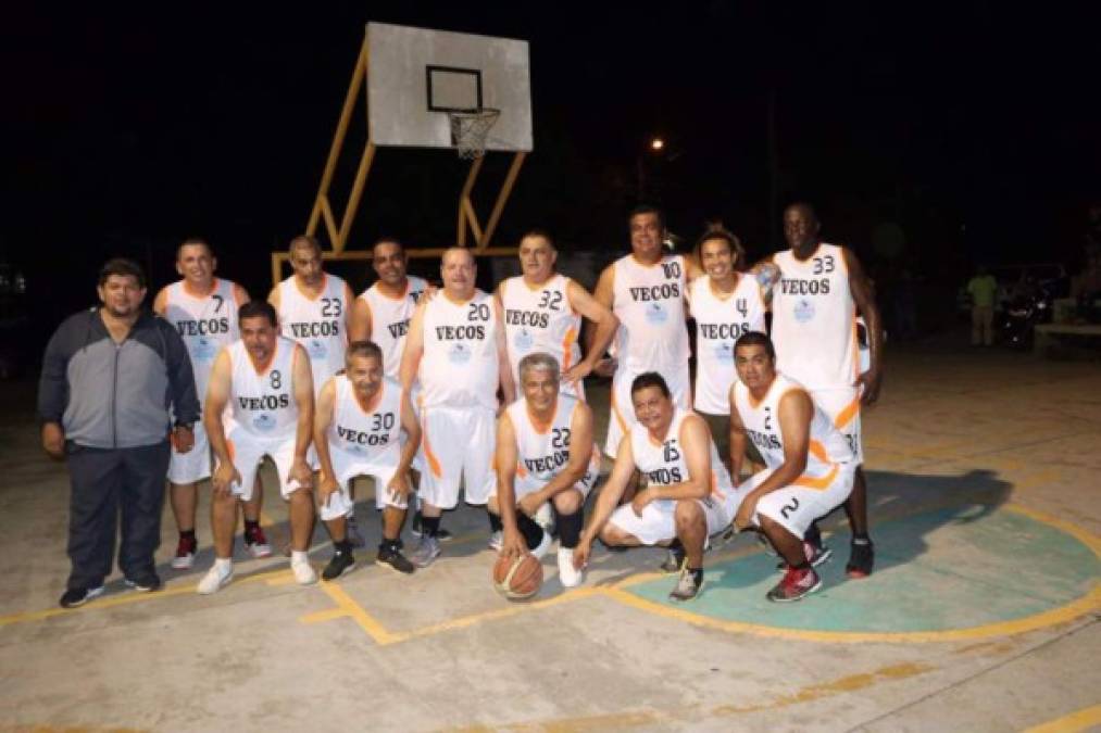 'Rambo' de León posando con sus compañeros del equipo de baloncesto VECOS.