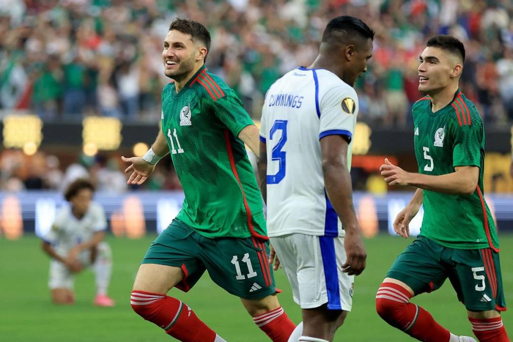 La celebración de Santi Giménez tras su gol que le dio a México el título de la Copa Oro 2023.