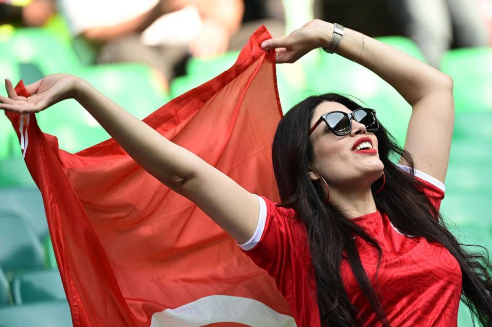 Otra linda aficionada de Túnez que disfrutó del partido contra Dinamarca en el Education City Stadium.