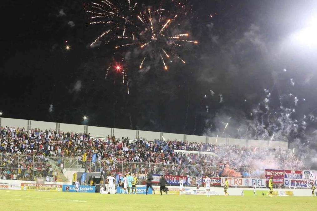 El show que montó la Ultra Fiel en las gradas del estadio Carlos Miranda de Comayagua.