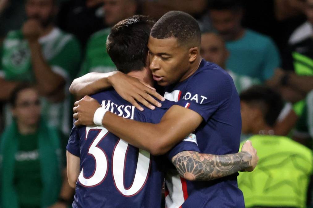 Mbappé agradeció con este abrazo a Messi por la asistencia.