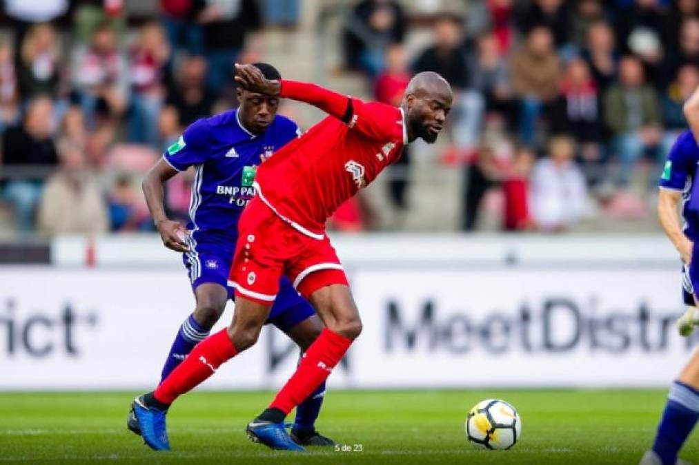 Didier Lamkel Zé decidió acudir a entrenar con la camiseta del Anderlecht, rival directo del Royal Amberes en la liga belga, para indignar y provocar a los dirigentes del equipo.