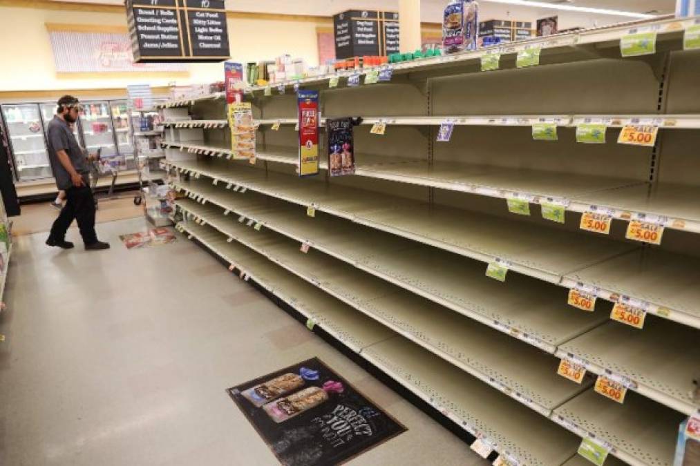 La gente dejó vacios los supermercados tras abastecerse de agua, alimentos y artículos de primera necesidad.