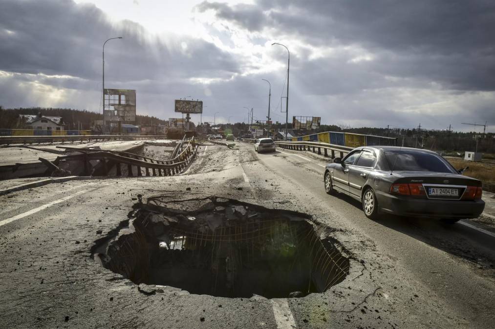 Los bombardeos tampoco cesaron y el edificio de al lado es un amasijo de ruinas, del que solo quedan los cimientos bañados de hollín. 