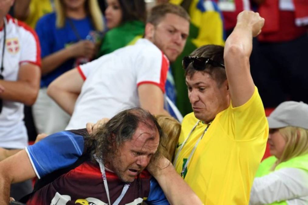 Este aficionado serbio fue agarrado a golpes por el brasileño. Foto AFP
