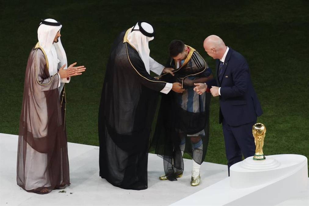 La capa fue un regalo del Emir de Qatar al campeón del Mundial, Lionel Messi.