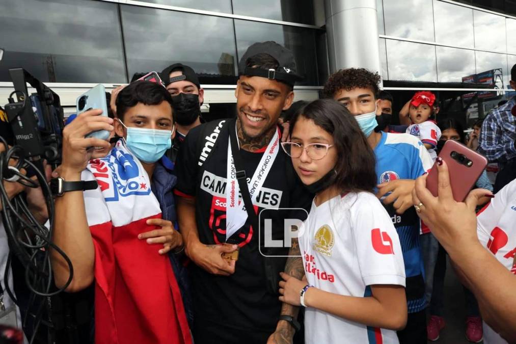 Gabriel Araújo Carvalho fue también aclamado por los aficionados del Olimpia tras marcar el gol del título.