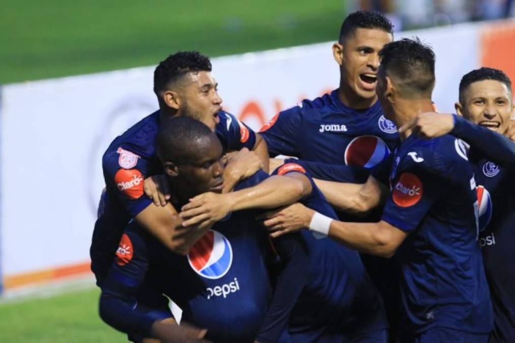 El festejo de los jugadores del Motagua tras el gol de Rubilio Castillo.